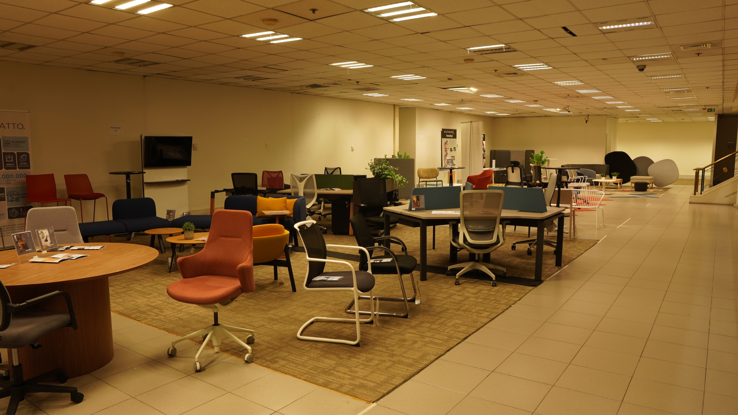 Interior corporativo con circulación y terminaciones institucionales Santander