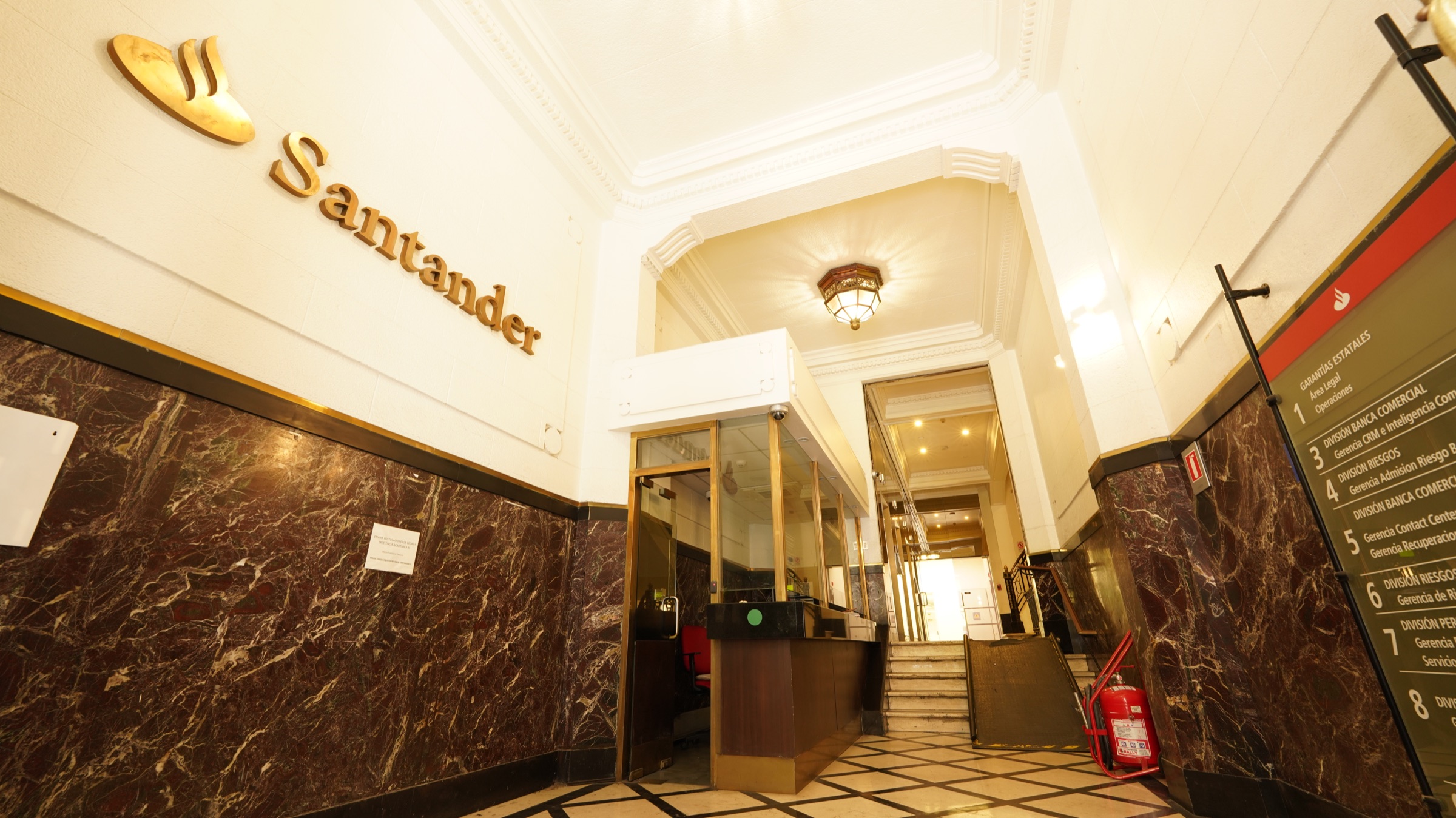 Espacio de oficina Santander con zonas de trabajo y circulación