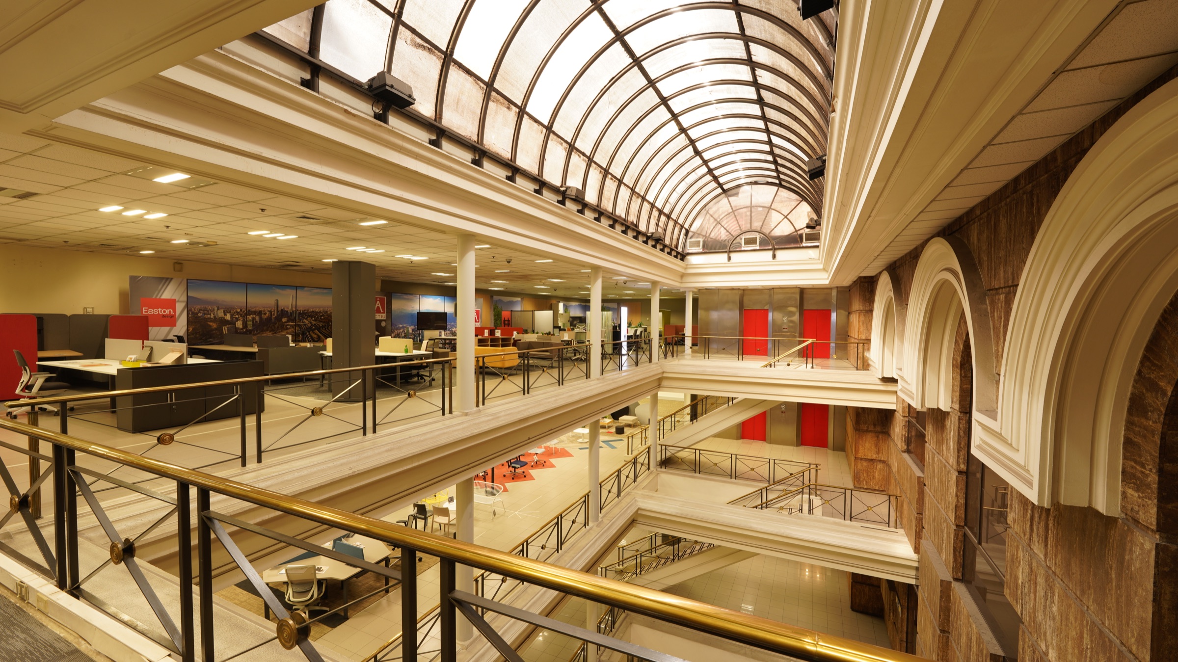 Interior de oficinas Santander con luz natural y estructura funcional