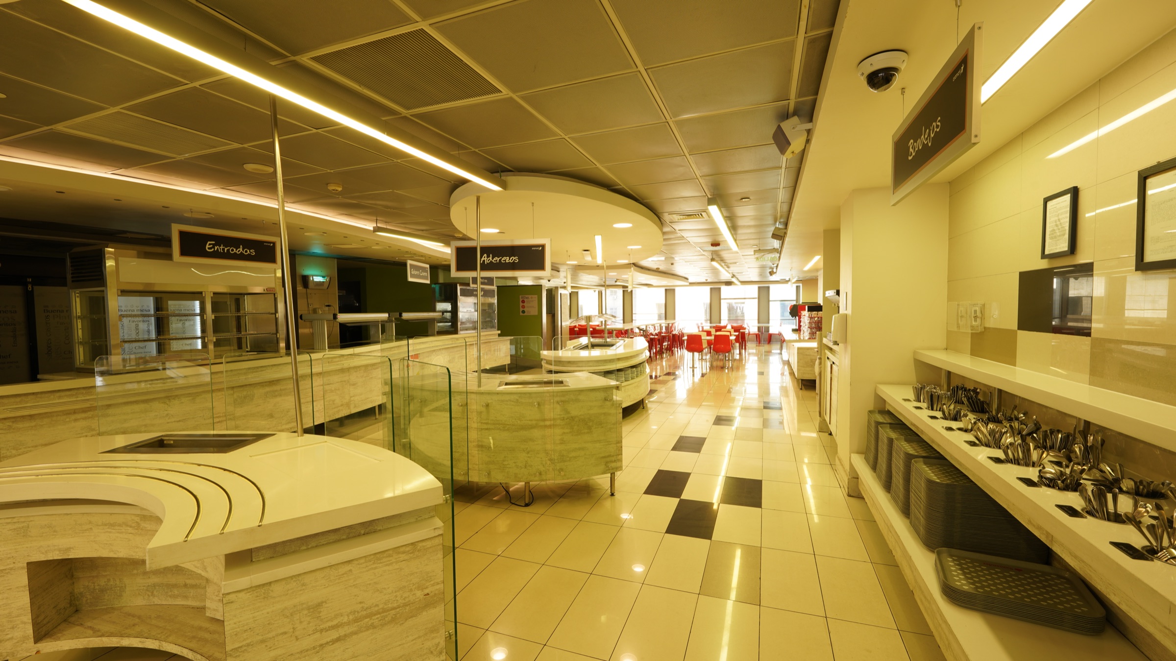 Sala corporativa Santander con terminaciones ejecutivas