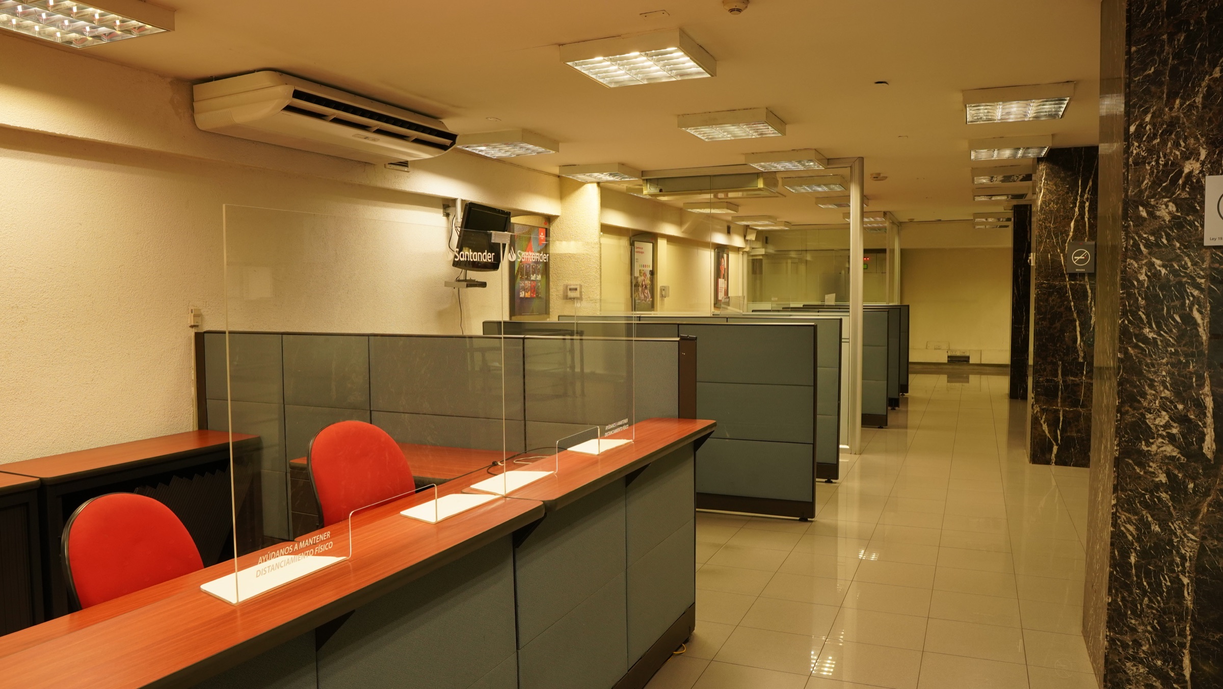 Espacio central de edificio Santander con oficinas perimetrales
