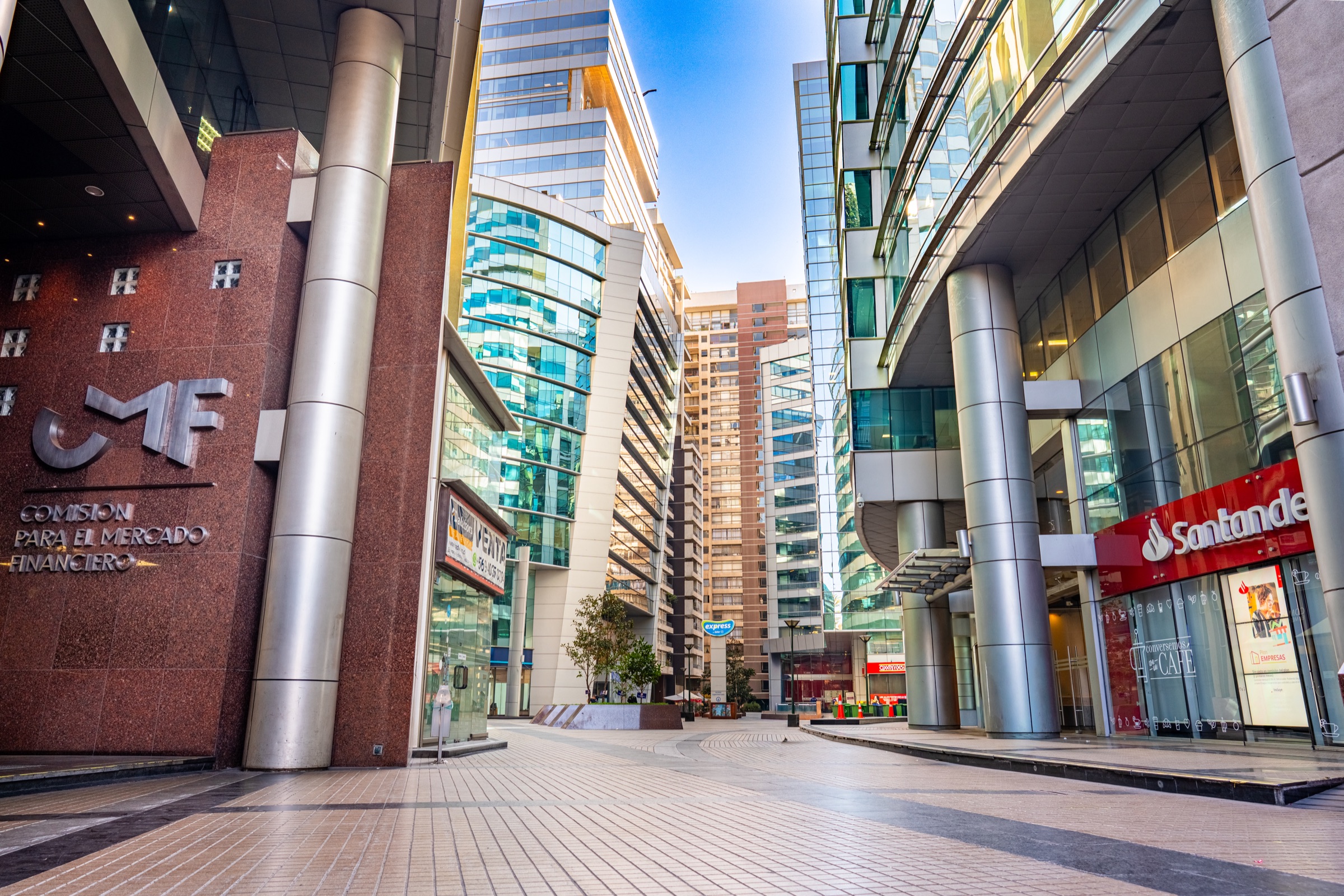 Vista urbana de Santiago Downtown con torres corporativas y acceso Santander